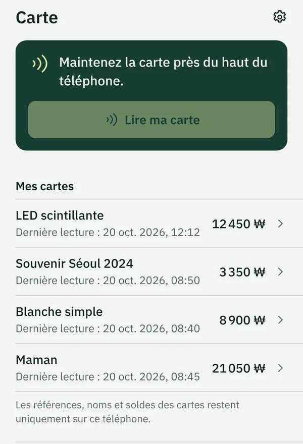 L’onglet Carte de TapSeoul avec quatre cartes T-money enregistrées, chacune avec son nom et son solde