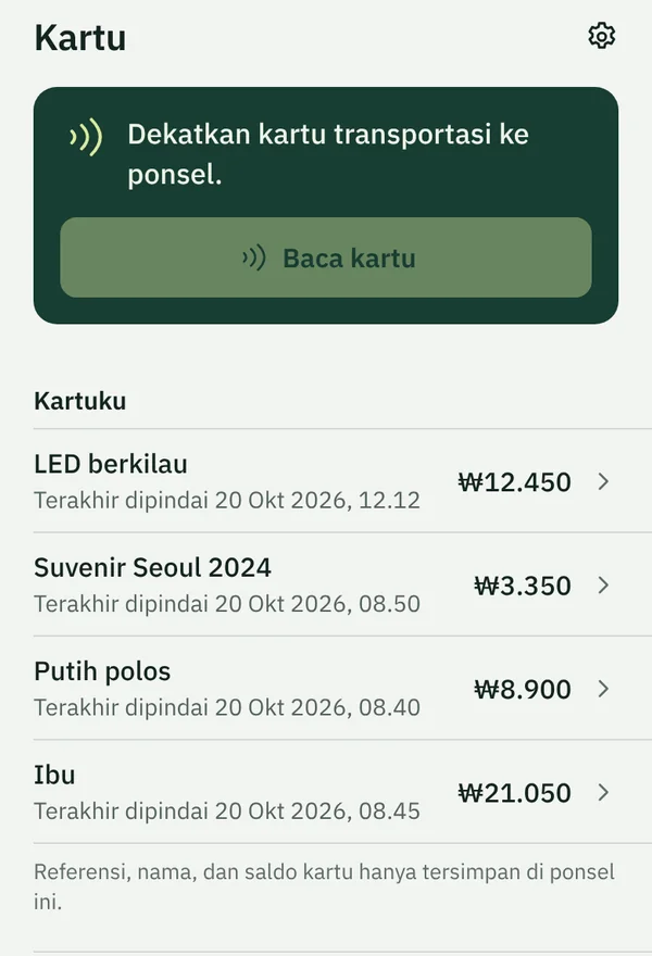 Tab Kartu di TapSeoul dengan empat kartu T-money tersimpan, masing-masing dengan nama panggilan dan saldonya